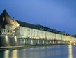 Francie - Franche-Comté - nábřeží (Quai Vauban) v Besanconu v noci.