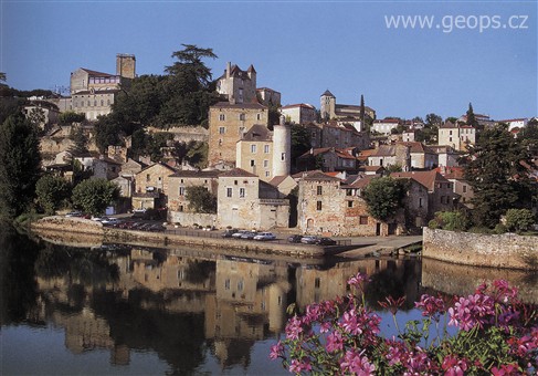 Francie, Périgord, městečko nad řekou