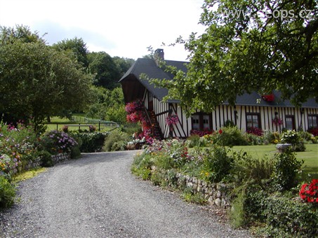 Francie, Normandie, venkovské stavení v údolí Marais Vernier
