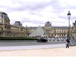 Francie - Paříž - Louvre se skleněnou pyramidou u vchodu z roku 1989