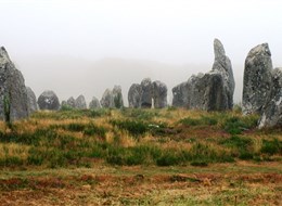 Francie - Bretaň - Carnac, pole Kermario, velikost některých menhirů přesahuje 3 metry, celkem 1029 menhirů
