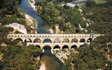 Provence - Francie - Provence - antický Pont du Gard, postaven roku 19 a užíván až do 19,.stol., přiváděl vodu do Nimes, 49 m vysoký a 275 m dlouhý