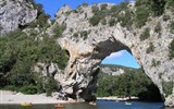 Francie - Francie - Provence - Ardeche, skalní most Pont d´Arc vznikl asi před půl milionem let a je 54 m vysoký