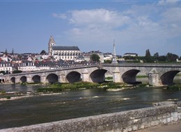 Francie -  Loira - Blois, městečko s renesančním zámkem v centru, vpředu most z 18.století (Foto: Janata)