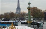 Umění, výstavy a architektura - Francie - Francie - Paříž - Eiffelova věž, vysoká 324 m, váží 10.000 tun, z železných nosníků spojených 2,5 miliony nýtů