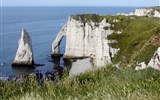 Francouzské puzzle - Francie - Normandie - Étretat, bělostné útesy nad modrým mořem