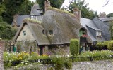 Normandie - Francie - Normandie - Veules-les-Roses,  poslední typické chalupy s doškovými střechami