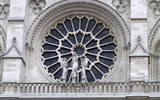 Paříž - Francie - Paříž -  Notre Dame, rozetové okno s Pannou Marií na západním průčelí  katedrály