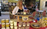 Francie - Francie - Périgord - Sarlat, trh a na něm paštiky z husích jater, specialita kraje