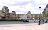 Paříž a Île-de-France - Francie - Paříž - Louvre se skleněnou pyramidou u vchodu z roku 1989